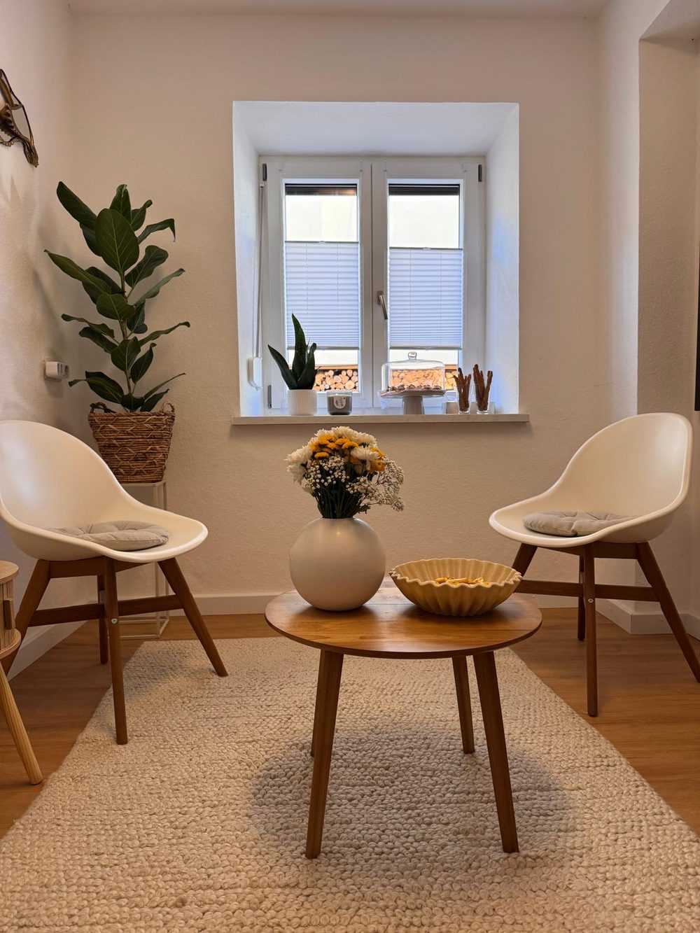 Praxisraum am Chiemsee – zwei Sessel am Fenster