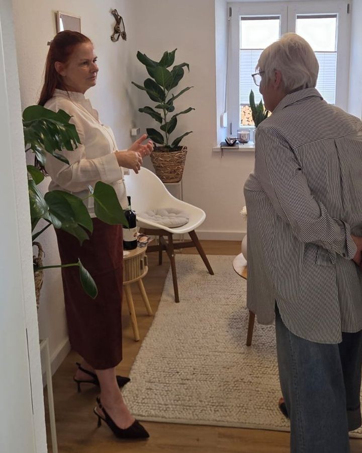 Petra Kohler im Gespr&auml;ch mit einer Besucherin im Praxisraum