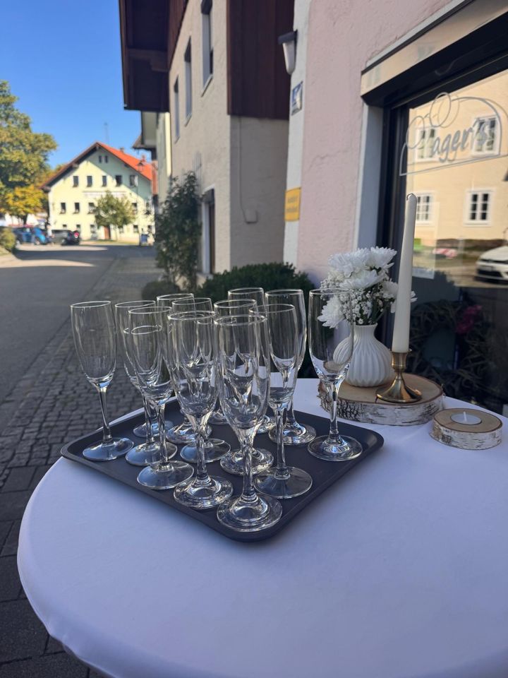 Stehtisch vor der Praxis mit Gl&auml;sern zum Ansto&szlig;en
