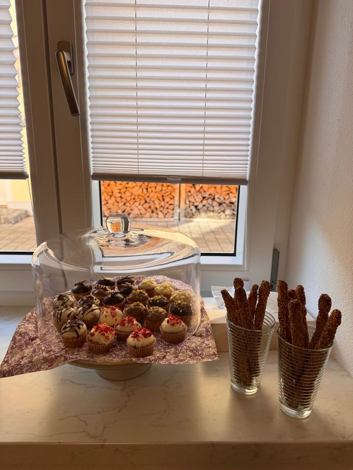 Cupcakes und Knabberstangen auf der Fensterbank